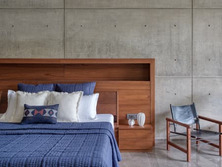 The House of Parallel Walls